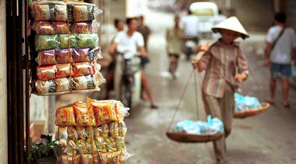 women carry food in Hanoi