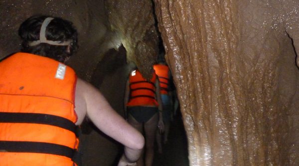 explore dark cave Hang Toi in Phong Nha