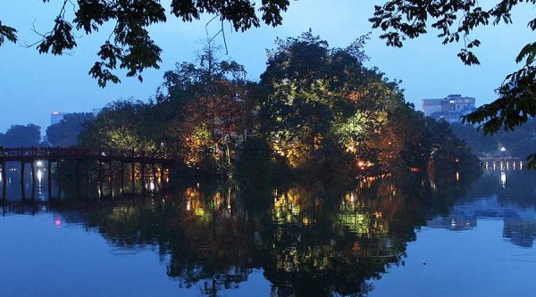 Hoan Kiem lake evening