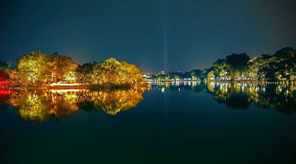 Hoan Kiem lake at night