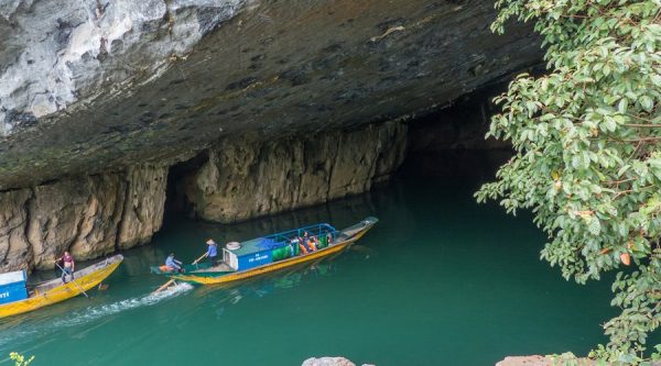 rowing boat Phong Nha cave