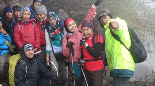 trekking group Fansipan