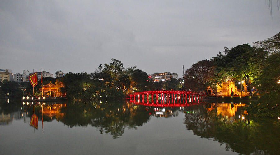 Hoan Kiem lake bridge by night 