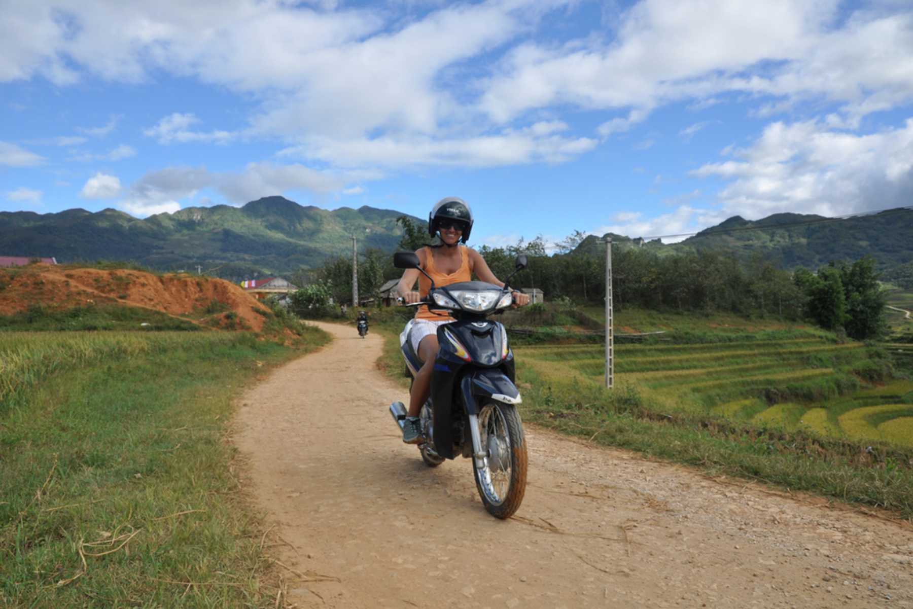 Motorbike tour Muong Hoa